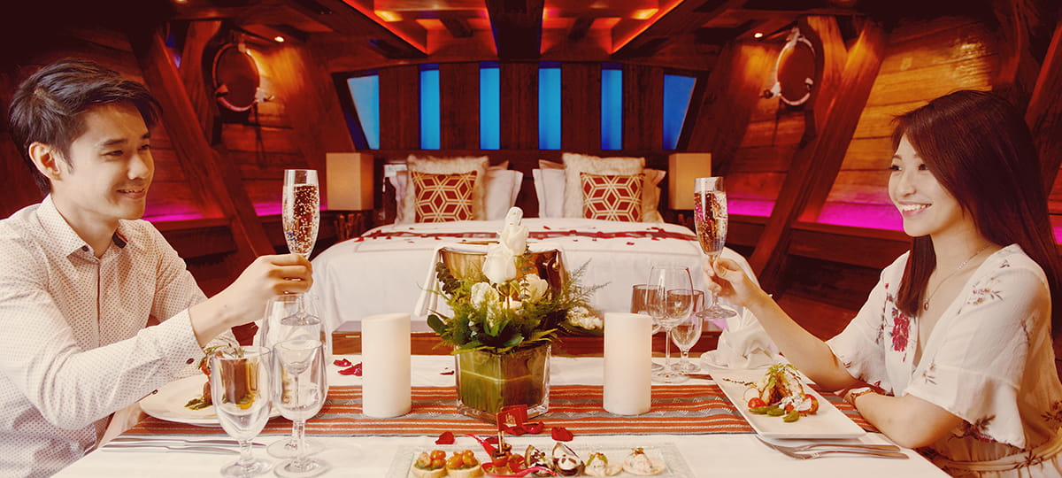 romantic couple inside the cabin royal albatross