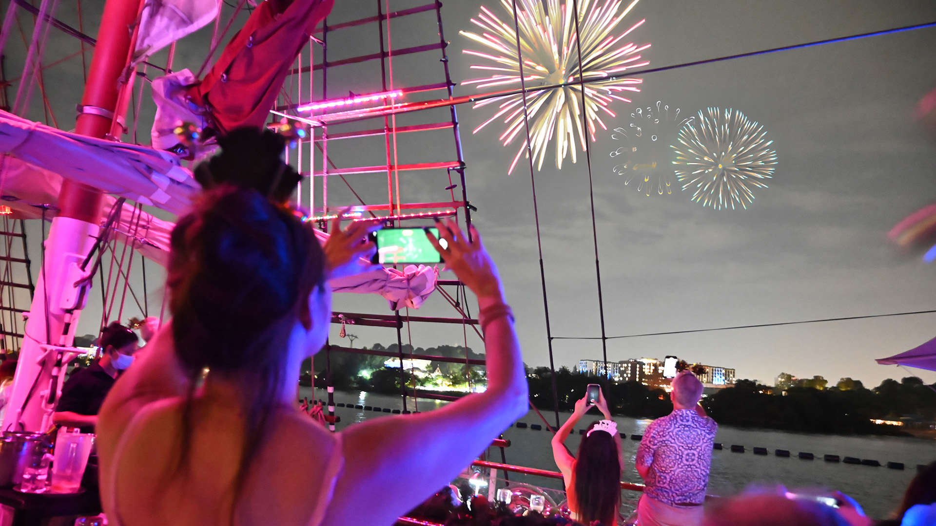Where to Catch New Year Fireworks in Singapore 2024_2