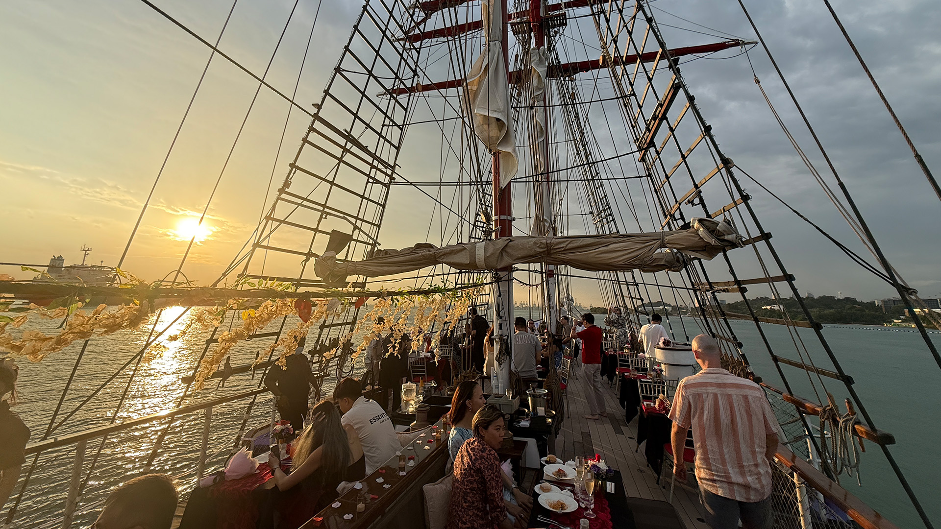 SG60 Deals: Celebrate Singapore’s 60th with a Dinner Cruise_2