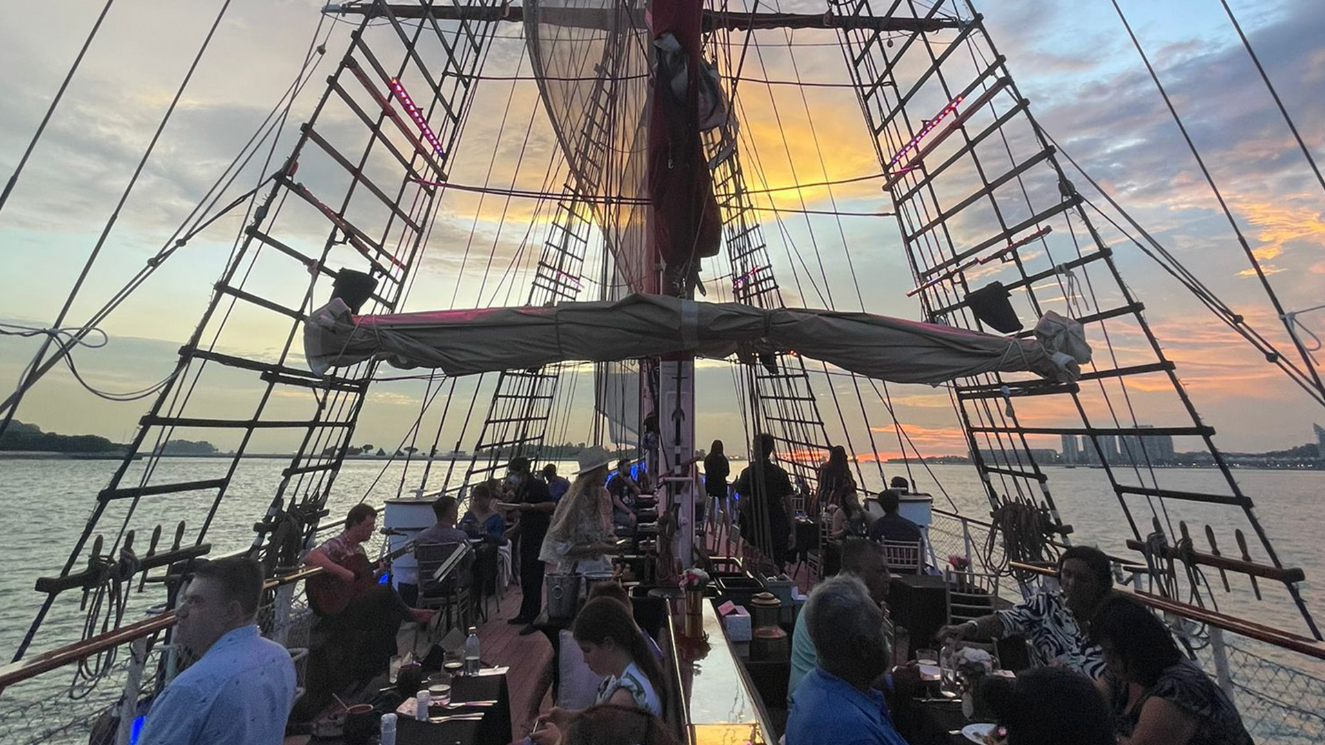 What Makes a Dinner Cruise More Romantic Than Restaurants?_2