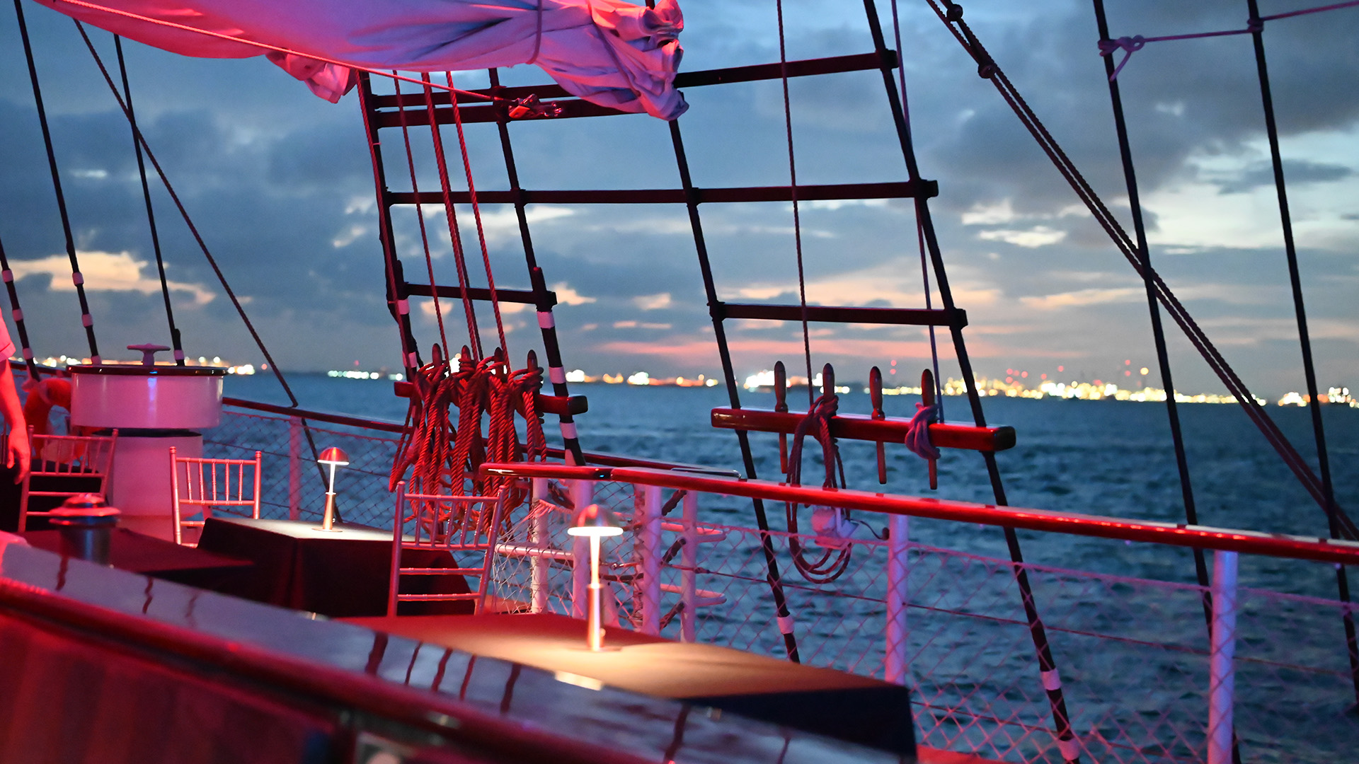 What Makes a Dinner Cruise More Romantic Than Restaurants?_4