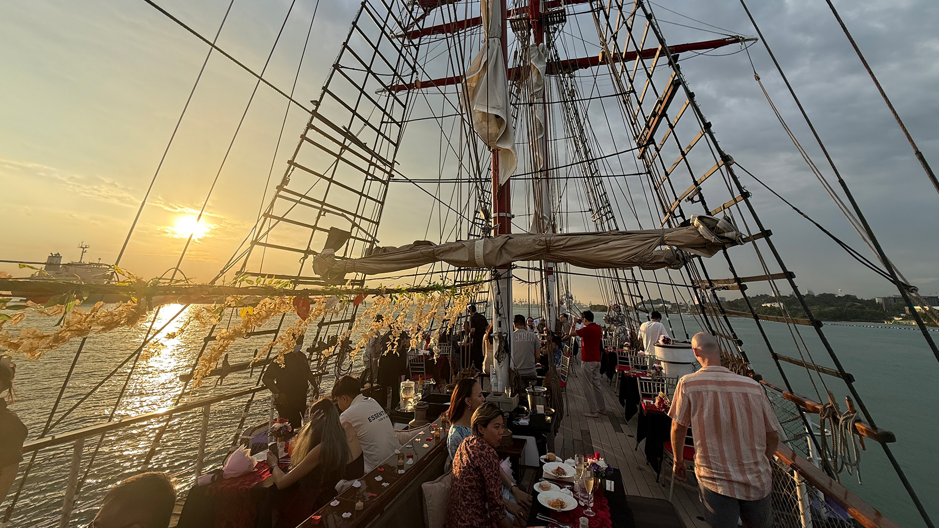 Where to Go for Valentine’s Day 2026: Sail Aboard Royal Albatross_4